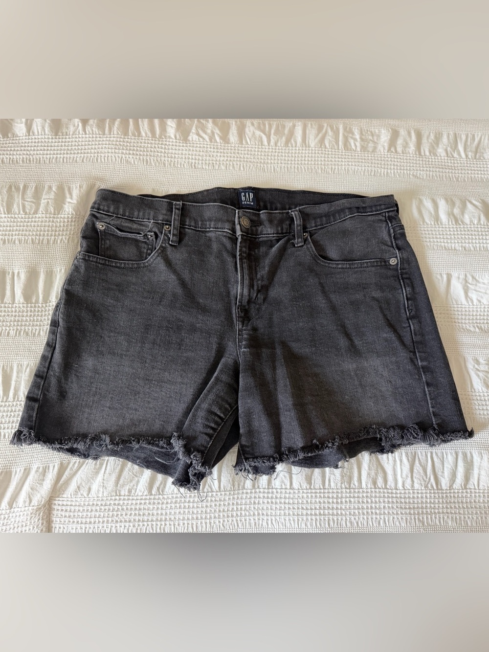 🩶 GAP 5” Distressed Denim Shorts (Size 32)